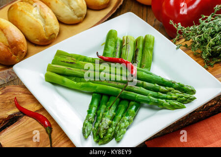 Geschmorte würzige Spargel Stockfoto