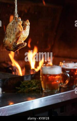 Gehängt Chicken Grill Stockfoto