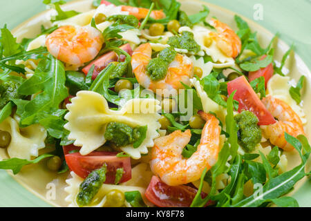 Pasta mit Garnelen und Grüns Stockfoto