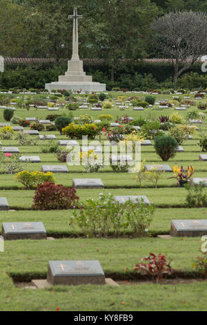 Chungkai Soldatenfriedhof, wo tausende von alliierten Kriegsgefangenen, die in der berüchtigten Thailand nach Burma Tod Eisenbahn während des 2. Weltkriegs gestorben begraben sind. Stockfoto