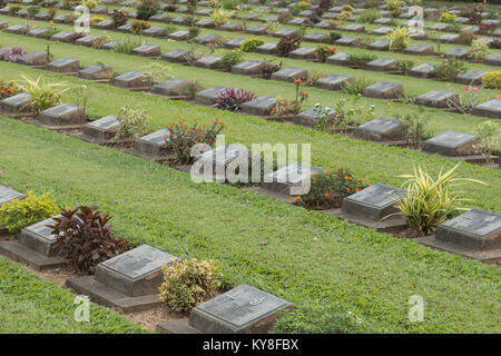 Kanchanaburi War Cemetery, wo tausende von alliierten Kriegsgefangenen, die in der berüchtigten Thailand nach Burma Tod Eisenbahn während des 2. Weltkriegs gestorben begraben sind. Stockfoto