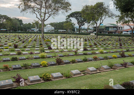 Kanchanaburi War Cemetery, wo tausende von alliierten Kriegsgefangenen, die in der berüchtigten Thailand nach Burma Tod Eisenbahn während des 2. Weltkriegs gestorben begraben sind. Stockfoto