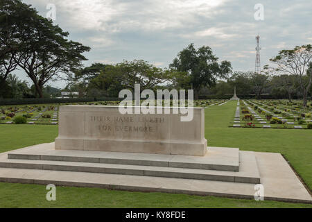 Chungkai Soldatenfriedhof, wo tausende von alliierten Kriegsgefangenen, die in der berüchtigten Thailand nach Burma Tod Eisenbahn während des 2. Weltkriegs gestorben begraben sind. Stockfoto