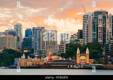 Luna Park Amusement Park und North Sydney auf der anderen Seite des Hafens von Sydney in Lavendel Bucht vor Sydney CBD, Australien. Stockfoto