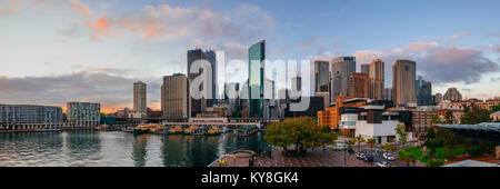 Morgen Blick auf Circular Quay und die Stadt Sydney CBD in der Morgendämmerung, Sydney, New South Wales (NSW), Australien Stockfoto