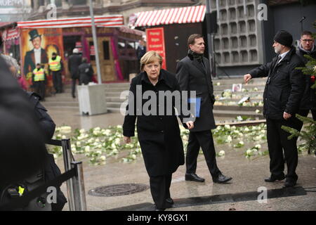 Berlin, Deutschland. 19 Dez, 2017. Einweihung der Gedenkstätte auf dem Breitscheidplatz in Anwesenheit von Bundeskanzlerin Angela Merkel. Am ersten Jahrestag des Angriffs, 19. Dezember 2017, das Denkmal offiziell eingeweiht wird. Das Denkmal besteht aus einem Riss, der durch einen Teil der Boden verläuft auf dem Breitscheidplatz. Der Riss ist mit einem goldenen Legierung gefüllt. Die Gestaltung der Gedenkstätte wurde im Wettbewerb "In Erinnerung an die Opfer des Terroranschlags am 19. Dezember 2016, Breitscheidplatz'. Das Foto zeigt Angela Merkel. Quelle: Simone Kuhlmey/Pacific Press/Alamy leben Nachrichten Stockfoto