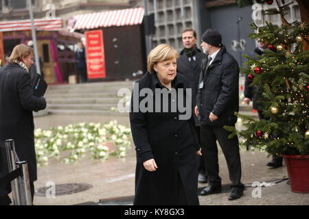 Berlin, Deutschland. 19 Dez, 2017. Einweihung der Gedenkstätte auf dem Breitscheidplatz in Anwesenheit von Bundeskanzlerin Angela Merkel. Am ersten Jahrestag des Angriffs, 19. Dezember 2017, das Denkmal offiziell eingeweiht wird. Das Denkmal besteht aus einem Riss, der durch einen Teil der Boden verläuft auf dem Breitscheidplatz. Der Riss ist mit einem goldenen Legierung gefüllt. Die Gestaltung der Gedenkstätte wurde im Wettbewerb "In Erinnerung an die Opfer des Terroranschlags am 19. Dezember 2016, Breitscheidplatz'. Das Foto zeigt Angela Merkel. Quelle: Simone Kuhlmey/Pacific Press/Alamy leben Nachrichten Stockfoto