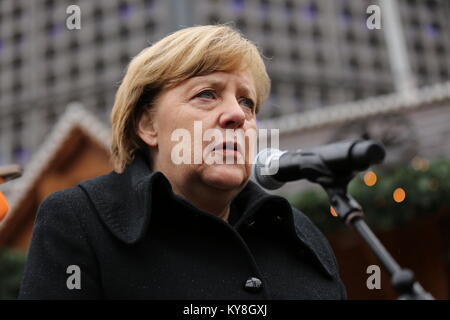 Berlin, Deutschland. 19 Dez, 2017. Einweihung der Gedenkstätte auf dem Breitscheidplatz in Anwesenheit von Bundeskanzlerin Angela Merkel. Am ersten Jahrestag des Angriffs, 19. Dezember 2017, das Denkmal offiziell eingeweiht wird. Das Denkmal besteht aus einem Riss, der durch einen Teil der Boden verläuft auf dem Breitscheidplatz. Der Riss ist mit einem goldenen Legierung gefüllt. Die Gestaltung der Gedenkstätte wurde im Wettbewerb "In Erinnerung an die Opfer des Terroranschlags am 19. Dezember 2016, Breitscheidplatz'. Das Foto zeigt Angela Merkel. Quelle: Simone Kuhlmey/Pacific Press/Alamy leben Nachrichten Stockfoto