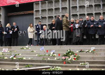 Berlin, Deutschland. 19 Dez, 2017. Einweihung der Gedenkstätte auf dem Breitscheidplatz in Anwesenheit von Bundeskanzlerin Angela Merkel. Am ersten Jahrestag des Angriffs, 19. Dezember 2017, das Denkmal offiziell eingeweiht wird. Das Denkmal besteht aus einem Riss, der durch einen Teil der Boden verläuft auf dem Breitscheidplatz. Der Riss ist mit einem goldenen Legierung gefüllt. Die Gestaltung der Gedenkstätte wurde im Wettbewerb "In Erinnerung an die Opfer des Terroranschlags am 19. Dezember 2016, Breitscheidplatz'. Quelle: Simone Kuhlmey/Pacific Press/Alamy leben Nachrichten Stockfoto