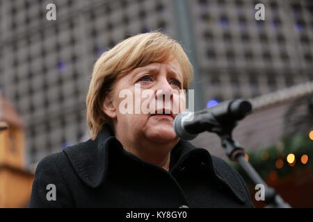 Berlin, Deutschland. 19 Dez, 2017. Einweihung der Gedenkstätte auf dem Breitscheidplatz in Anwesenheit von Bundeskanzlerin Angela Merkel. Am ersten Jahrestag des Angriffs, 19. Dezember 2017, das Denkmal offiziell eingeweiht wird. Das Denkmal besteht aus einem Riss, der durch einen Teil der Boden verläuft auf dem Breitscheidplatz. Der Riss ist mit einem goldenen Legierung gefüllt. Die Gestaltung der Gedenkstätte wurde im Wettbewerb "In Erinnerung an die Opfer des Terroranschlags am 19. Dezember 2016, Breitscheidplatz'. Das Foto zeigt Angela Merkel. Quelle: Simone Kuhlmey/Pacific Press/Alamy leben Nachrichten Stockfoto