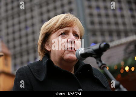 Berlin, Deutschland. 19 Dez, 2017. Einweihung der Gedenkstätte auf dem Breitscheidplatz in Anwesenheit von Bundeskanzlerin Angela Merkel. Am ersten Jahrestag des Angriffs, 19. Dezember 2017, das Denkmal offiziell eingeweiht wird. Das Denkmal besteht aus einem Riss, der durch einen Teil der Boden verläuft auf dem Breitscheidplatz. Der Riss ist mit einem goldenen Legierung gefüllt. Die Gestaltung der Gedenkstätte wurde im Wettbewerb "In Erinnerung an die Opfer des Terroranschlags am 19. Dezember 2016, Breitscheidplatz'. Das Foto zeigt Angela Merkel. Quelle: Simone Kuhlmey/Pacific Press/Alamy leben Nachrichten Stockfoto