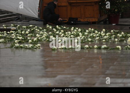 Berlin, Deutschland. 19 Dez, 2017. Einweihung der Gedenkstätte auf dem Breitscheidplatz in Anwesenheit von Bundeskanzlerin Angela Merkel. Am ersten Jahrestag des Angriffs, 19. Dezember 2017, das Denkmal offiziell eingeweiht wird. Das Denkmal besteht aus einem Riss, der durch einen Teil der Boden verläuft auf dem Breitscheidplatz. Der Riss ist mit einem goldenen Legierung gefüllt. Die Gestaltung der Gedenkstätte wurde im Wettbewerb "In Erinnerung an die Opfer des Terroranschlags am 19. Dezember 2016, Breitscheidplatz'. Quelle: Simone Kuhlmey/Pacific Press/Alamy leben Nachrichten Stockfoto