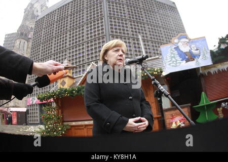 Berlin, Deutschland. 19 Dez, 2017. Einweihung der Gedenkstätte auf dem Breitscheidplatz in Anwesenheit von Bundeskanzlerin Angela Merkel. Am ersten Jahrestag des Angriffs, 19. Dezember 2017, das Denkmal offiziell eingeweiht wird. Das Denkmal besteht aus einem Riss, der durch einen Teil der Boden verläuft auf dem Breitscheidplatz. Der Riss ist mit einem goldenen Legierung gefüllt. Die Gestaltung der Gedenkstätte wurde im Wettbewerb "In Erinnerung an die Opfer des Terroranschlags am 19. Dezember 2016, Breitscheidplatz'. Das Foto zeigt Angela Merkel. Quelle: Simone Kuhlmey/Pacific Press/Alamy leben Nachrichten Stockfoto