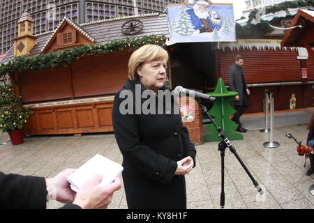 Berlin, Deutschland. 19 Dez, 2017. Einweihung der Gedenkstätte auf dem Breitscheidplatz in Anwesenheit von Bundeskanzlerin Angela Merkel. Am ersten Jahrestag des Angriffs, 19. Dezember 2017, das Denkmal offiziell eingeweiht wird. Das Denkmal besteht aus einem Riss, der durch einen Teil der Boden verläuft auf dem Breitscheidplatz. Der Riss ist mit einem goldenen Legierung gefüllt. Die Gestaltung der Gedenkstätte wurde im Wettbewerb "In Erinnerung an die Opfer des Terroranschlags am 19. Dezember 2016, Breitscheidplatz'. Das Foto zeigt Angela Merkel. Quelle: Simone Kuhlmey/Pacific Press/Alamy leben Nachrichten Stockfoto