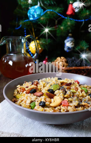 Weizen Porridge mit unterschiedlicher Nüsse, getrocknete Früchte, Mohn, Rosinen, Honig. Kutya. Weihnachten Teller der Slawen. Stockfoto