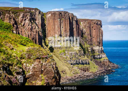 Kilt Rock basalt Felsen und das blaue Meer auf der Isle of Skye Stockfoto