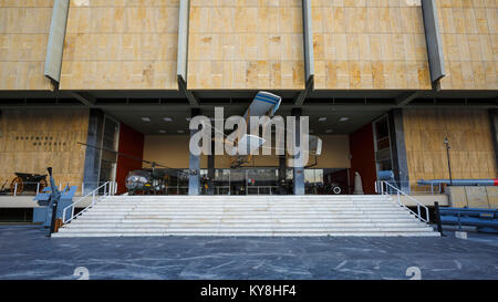 Exponate am Eingang der Athen War Museum. Stockfoto