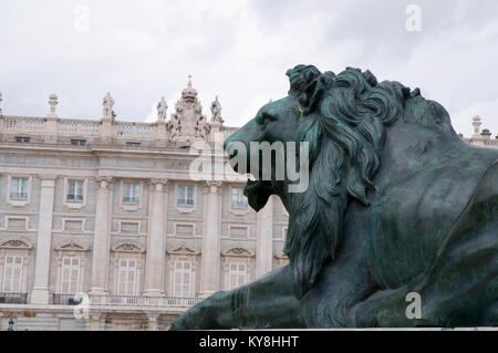 Lion Skulptur und dem Königlichen Palast entfernt. Plaza de Oriente, Madrid, Spanien. Stockfoto