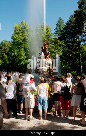 Menschen im La Fama Brunnen. Gärten, La Granja de San Ildefonso, Segovia, Spanien. Stockfoto