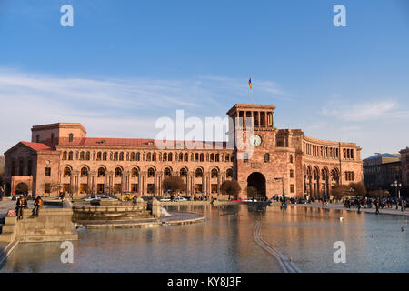 Yerevan, Armenien - 3. April 2017: Die Regierung von Armenien und der Platz der Republik im Zentrum von Eriwan, Armenien. Stockfoto