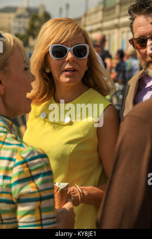 Mods nehmen an der jährlichen Versammlung an der 'mods Weekender' an der Küste von Brighton im August Bank Holiday. Brighton, UK. August Bank Holiday Wochenende. Stockfoto