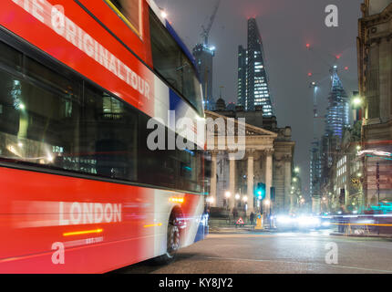 London, England, UK - Januar 11, 2018: ein Doppeldecker Tourbus durch Bank Kreuzung in der City von London, mit dem Royal Exchange und Moder Stockfoto