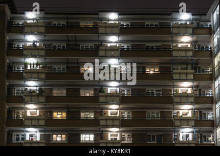 London, England, UK - Januar 11, 2018: Sozialwohnungen leuchten nachts auf der 1950er Jahre Nelson Square Immobilien Gärten auf Blackfriars Road in Southwark. Stockfoto