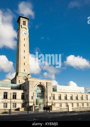 Southampton, England, UK - 16. Februar 2014: Die Sonne scheint auf die Art déco-Fassade und Turm des Westflügels von Southampton Civic Center. Stockfoto