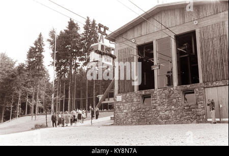 Die 1957 eröffnete Seilbahn Pohorje in Slowenien feierte 1961 ihren 1.000.000. Passagier. Die Seilbahn, die erste ihrer Art in Jugoslawien, bietet Zugang zum Pohorje-Gebirge und erleichtert so den Tourismus und die Wintersportaktivitäten. Stockfoto