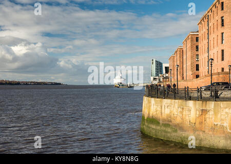 Liverpool, England, Großbritannien - 11 November, 2016: Sonne scheint auf die sanierte Albert Dock Warehouses in der Altstadt von Liverpool Docks, mit einem Kreuzfahrtschiff doc Stockfoto