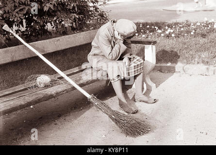 Dieses 1961 erschienene Foto mit dem Titel „Počitek ob sončnem vzhodu“ (Ruhe bei Sonnenaufgang) zeigt eine Einzelfigur, die bei Sonnenaufgang im Freien ruht. Das Bild fängt den ruhigen Moment und das natürliche Licht ein. Stockfoto