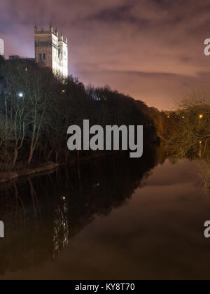 Durham, England, Großbritannien, 29. Januar 2017: Der Westen Gesicht und Türme der Kathedrale von Durham an Nachts beleuchtet und spiegelt sich in den Wassern des Flusses Verschleiß/ Stockfoto