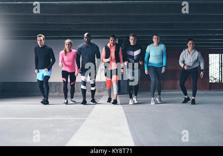Vorderansicht von mehreren jungen athletischen Menschen bereiten sich auf stehendem Start. Copyspace Stockfoto