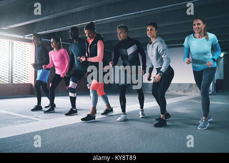 In voller Länge auf mehrere Sportler stehen auf Start und immer bereit zu laufen. Stockfoto