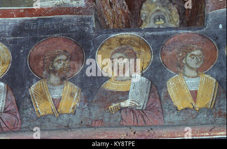 Dieses Bild zeigt religiöse Gemälde in der Kirche St. Demetrius in Markova Sušica, die kirchliche Kunst, Ikonographie und das kulturelle Erbe der Kirche hervorheben. Stockfoto