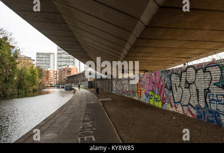 London, England, Großbritannien - 19 Dezember, 2015: Die westway Autobahn verläuft oberhalb des Graffiti - Grand Union Canal Leinpfad auf eine konkrete Überführung in West L gestreut Stockfoto