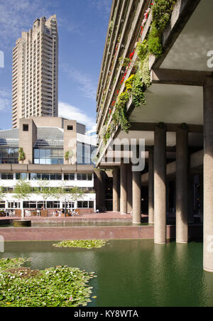 London, England, Großbritannien - 3. Juli 2014: Gärten hängen von der konkreten Wohnung Gebäude des Barbican Wohnsiedlung in der Londoner City. Stockfoto