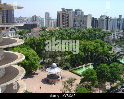 Blick auf die Praca da Liberdade in Belo Horizonte, Brasilien, vom Niemeyer-Gebäude aus gesehen. Das Bild hebt die städtische Landschaft, die architektonische Harmonie und die Bedeutung dieses zentralen öffentlichen Platzes hervor. Stockfoto
