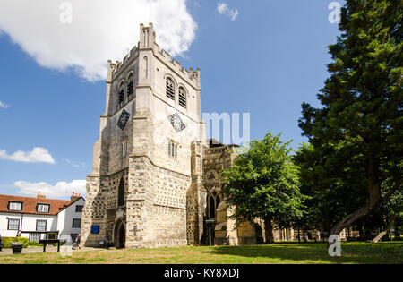 London, England - 28. Juli 2014: Der Turm aus dem 16. Jahrhundert und West Front von Waltham Abbey Church. Stockfoto