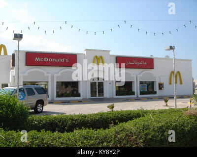 Ein Foto zeigt das McDonald's Restaurant in Maskat, Oman, das die Präsenz einer internationalen Fast-Food-Kette und ihre Integration in die städtische Umgebung veranschaulicht. Stockfoto