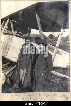 Ein historisches Foto des Nieuport 10 Doppeldeckers in Somme-Vesle mit den Piloten M. und J. Colombe, das die frühen Flugzeugkonstruktionen während des 20. Jahrhunderts illustriert. Stockfoto