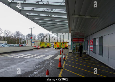 Krankenwagen Warteschlangen außerhalb der Notaufnahme - Broomfield Krankenhaus, Court Road, Broomfield, Chelmsford, Essex, Großbritannien Stockfoto