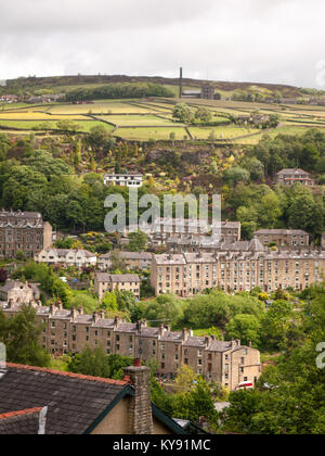 Straßen und Häuser am steilen Hang bei Hebden Bridge in Yorkshire Calder Valley gebaut. Stockfoto