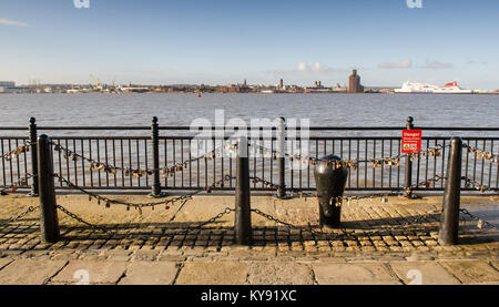 Liverpool, England, Großbritannien - 5 November, 2014: Vorhängeschlösser durch Paare linke Abdeckung ein Zaun entlang der Ufer des Flusses Mersey in Liverpool, mit den Birkenhe Stockfoto