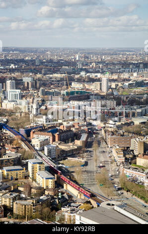 London, England - 27. Februar 2015: Die Aussicht über Westferry DLR Station und dem East End von London aus einer Kanada Platz in den Docklands business d Stockfoto
