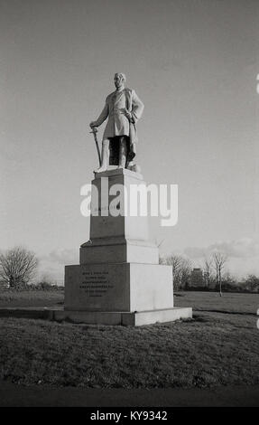 1960, historische, die Statue des Britischen Helden Major General Sir Henry Havelock in Mowbray Park, Sunderland, England, mit jugendlicher Graffiti über und unter dem Namen gekritzelt. Stockfoto