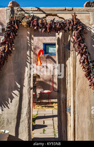 Ristras aka trocken Chili Schoten (rote Chilis) über Restaurant Eingang befindet sich in der Altstadt von Mesilla in der Nähe von Las Cruces, New Mexico, USA Stockfoto