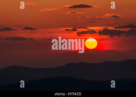 Einen spektakulären Sonnenuntergang auf die Hügel der Toskana, Volterra, Pisa, Toskana, Italien Stockfoto
