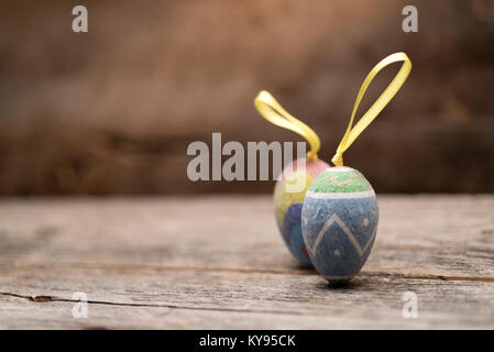 Zwei antike vintage Easter Egg Ornamente gegen horizontale Scheune Holz Hintergrund Stockfoto