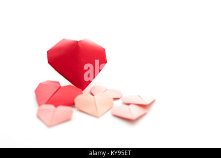 Horizontale Sammlung verschiedener Größen von origami Papier Herzen zum Valentinstag isoliert auf weißem Hintergrund Stockfoto